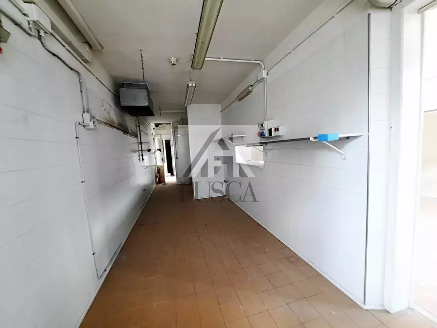 Immagine 49 di Palazzo in vendita  in via carrara 23 a Viareggio
