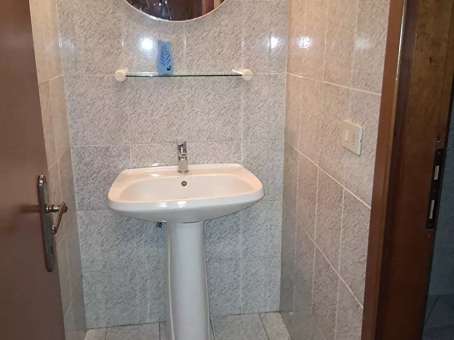 Immagine 7 di Ufficio in affitto  in Viale Puccini a Lucca