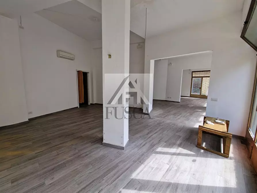 Immagine 4 di Locale commerciale in vendita  in Via Sant'Anna a Lucca