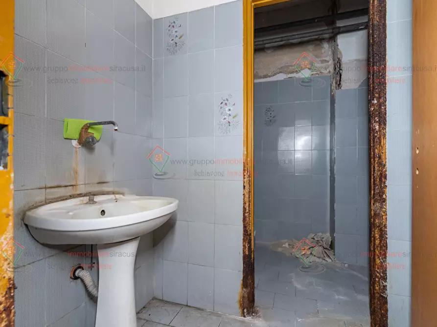 Immagine 31 di Locale commerciale in affitto  a Siracusa