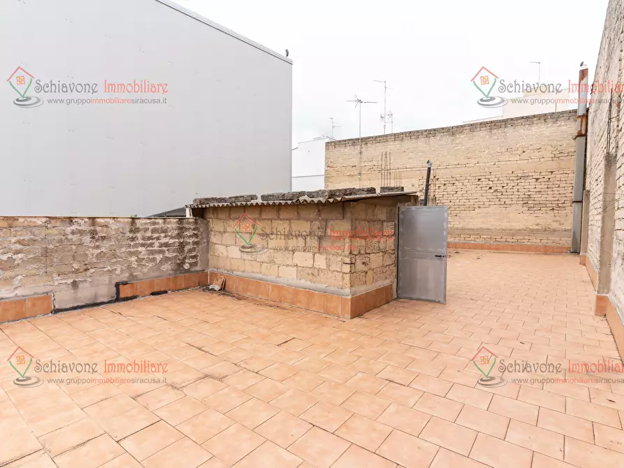 Immagine 8 di Locale commerciale in vendita  a Floridia