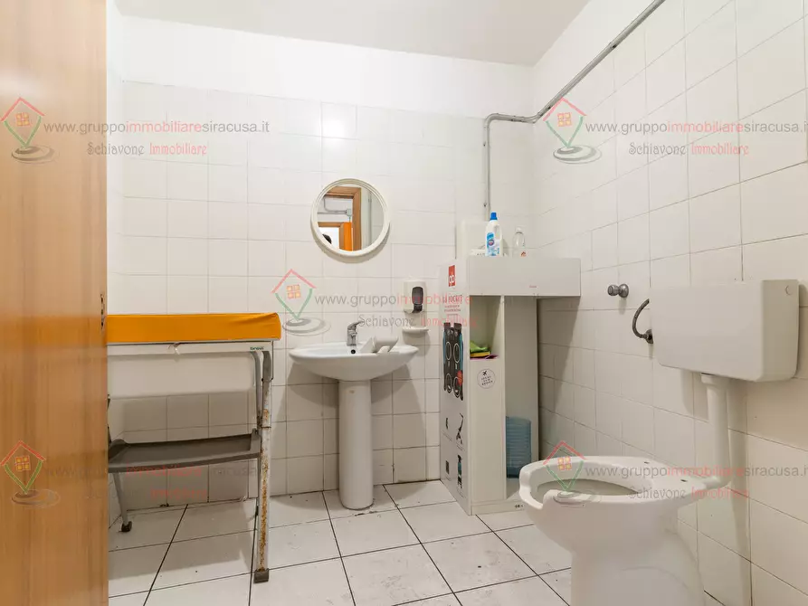 Immagine 13 di Locale commerciale in affitto  a Siracusa