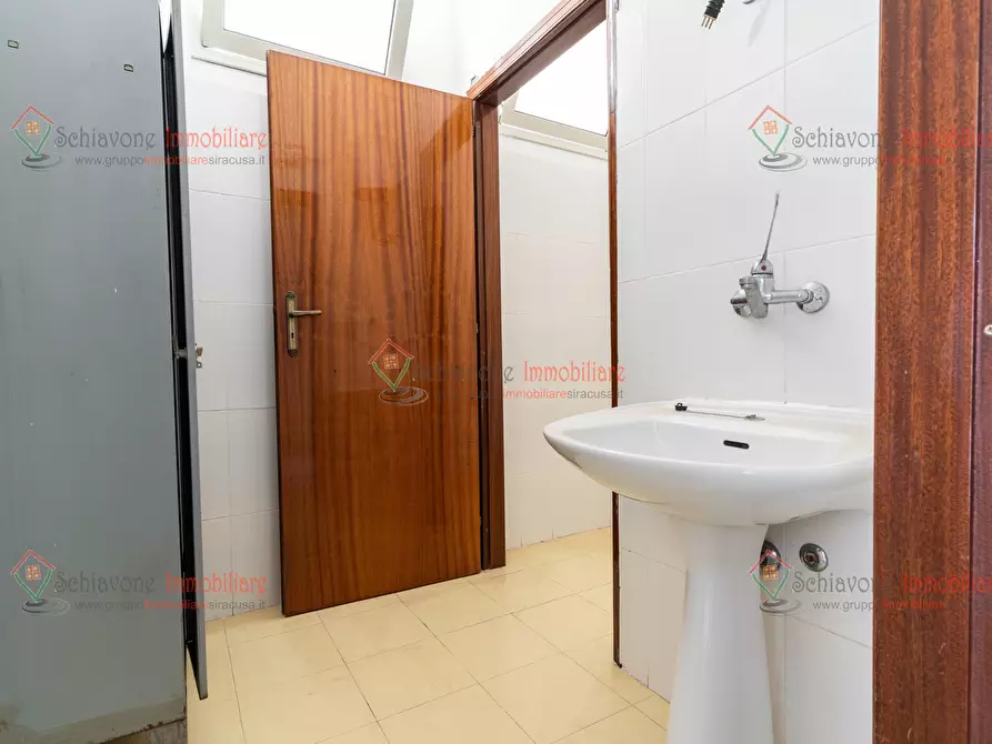Immagine 17 di Locale commerciale in vendita  a Floridia