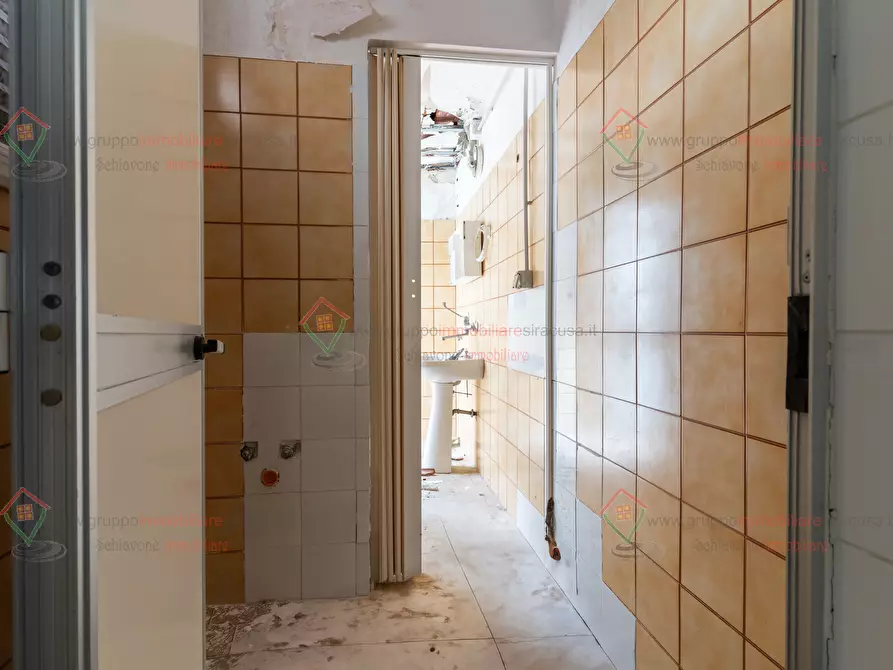 Immagine 14 di Locale commerciale in vendita  a Priolo Gargallo