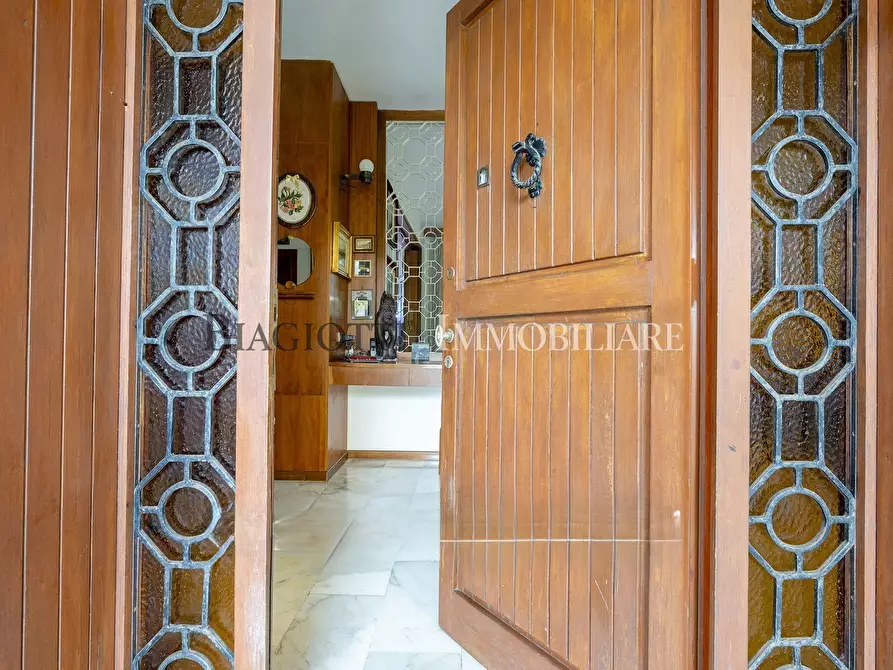 Immagine 2 di Villa in vendita  a Livorno