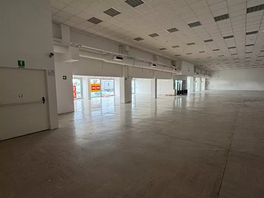 Immagine 2 di Locale commerciale in vendita  a Rimini