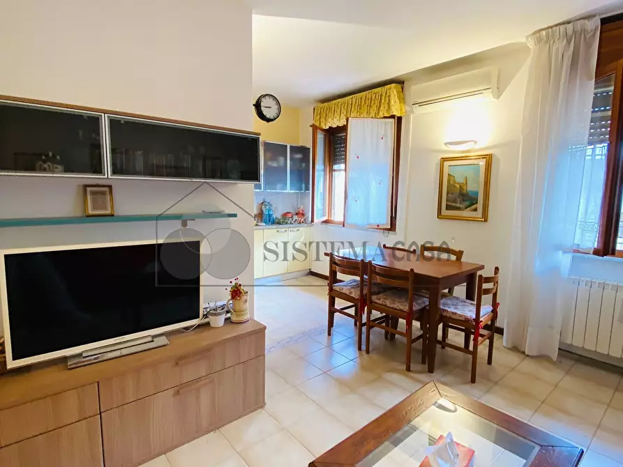 Immagine 3 di Trilocale in vendita  in Piazza Garibaldi 9 a Follo