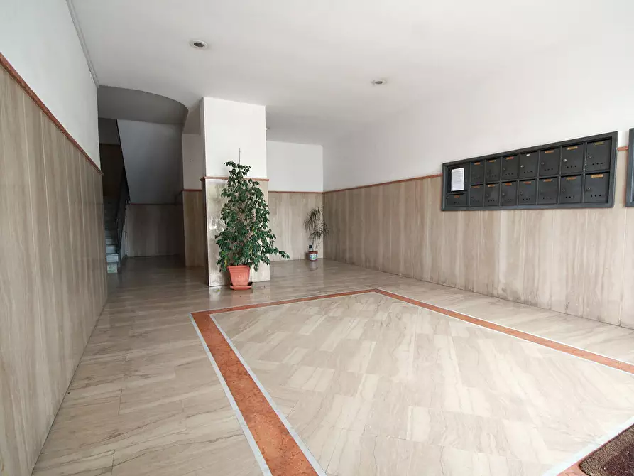 Immagine 3 di Trilocale in vendita  in Via Zenone di Elea 49 a Napoli