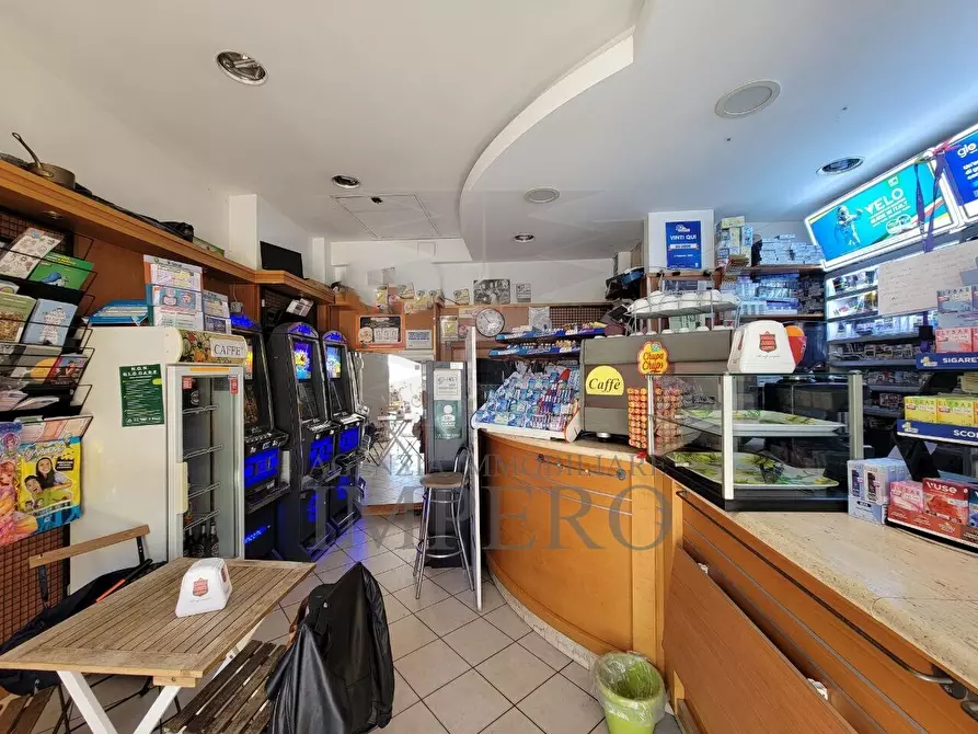 Immagine 1 di Locale commerciale in vendita  in Via Aurelia 150 a Bordighera