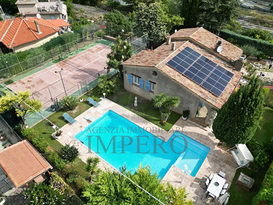 Immagine 1 di Villa in vendita  in Via Gallardi 63 a Ventimiglia