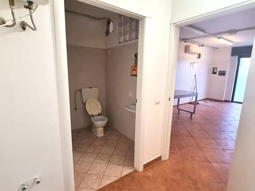 Immagine 9 di Locale commerciale in vendita  in strada cava in vigatto 222 a Parma