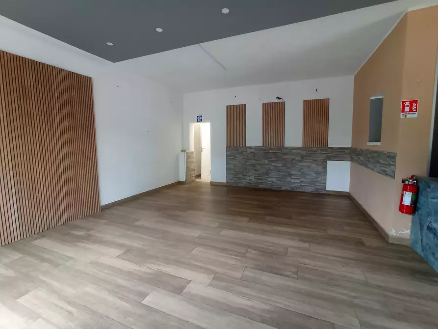 Immagine 22 di Locale commerciale in vendita  a Modena