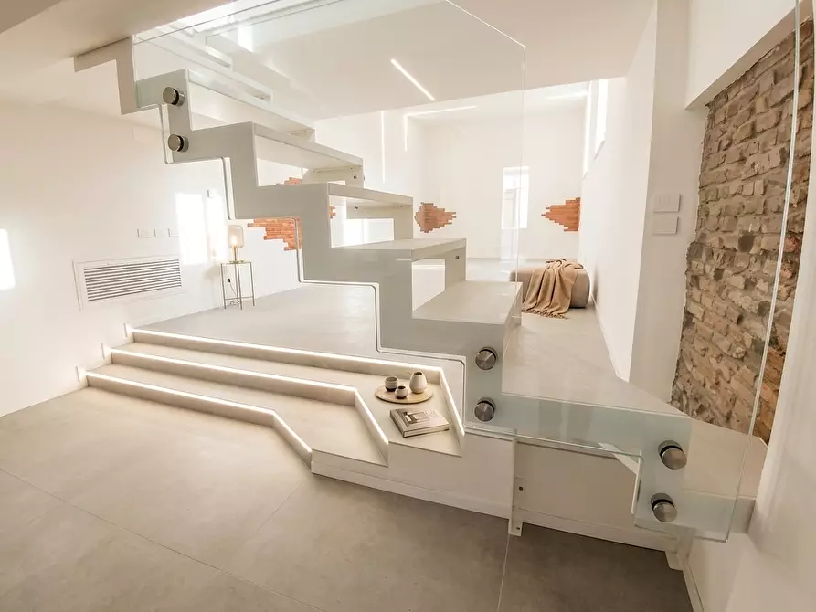 Immagine 5 di Loft/Open space in vendita  in Via Emilia Centro 227 a Modena