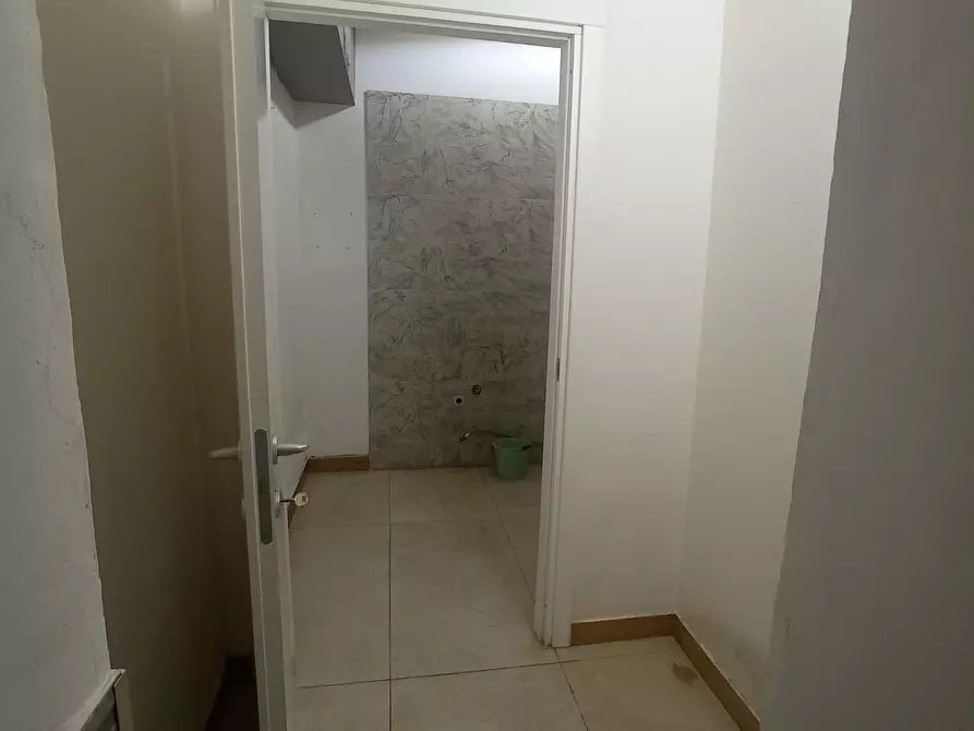 Immagine 4 di Locale commerciale in vendita  a Modena