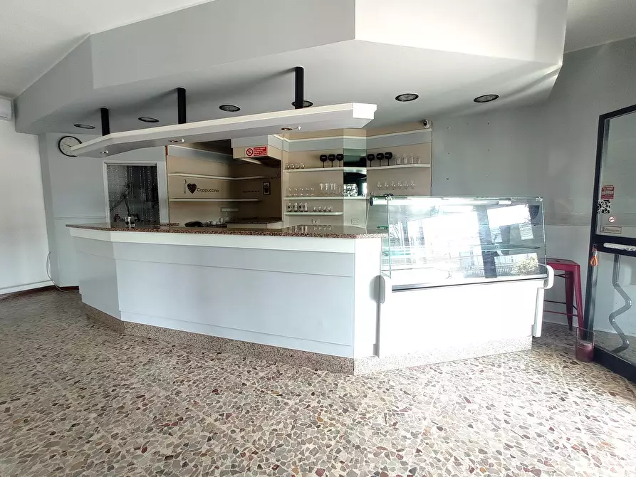 Immagine 3 di Locale commerciale in vendita  in strada Barchetta 258 a Modena