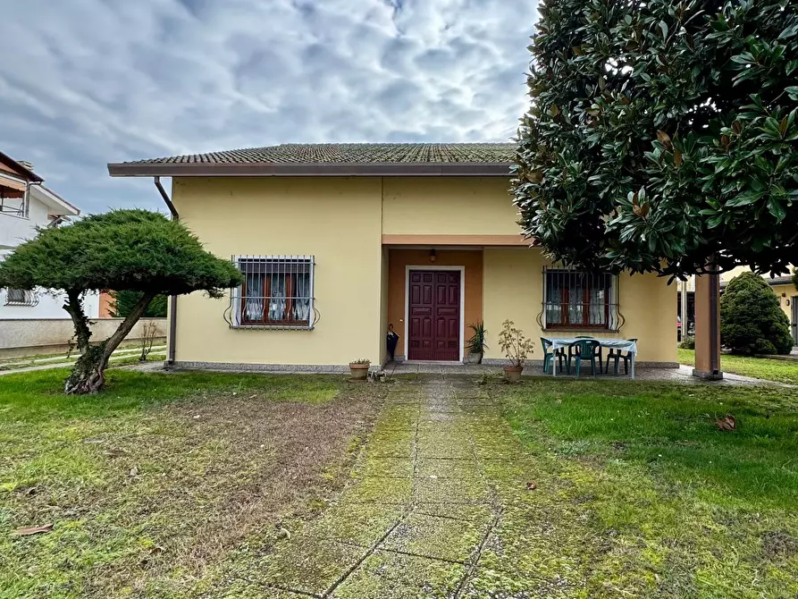 Immagine 1 di Villa in vendita  in Via Pietro Nenni a Bosaro