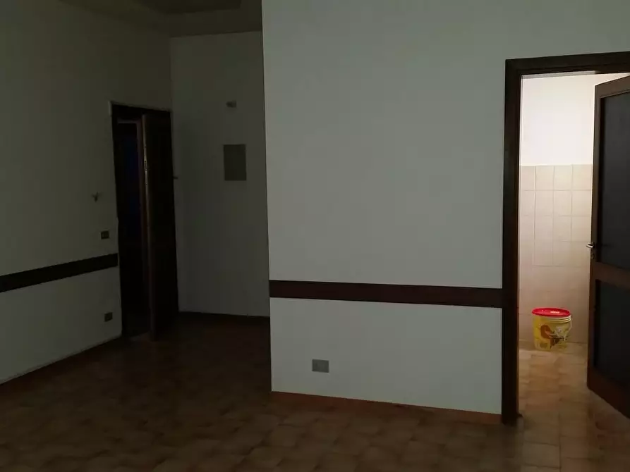 Immagine 2 di Ufficio in vendita  in Viale G. Puccini a Lucca
