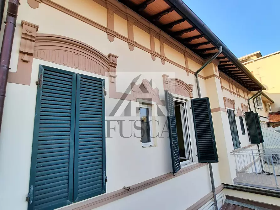 Immagine 39 di Palazzo in vendita  in via carrara 23 a Viareggio