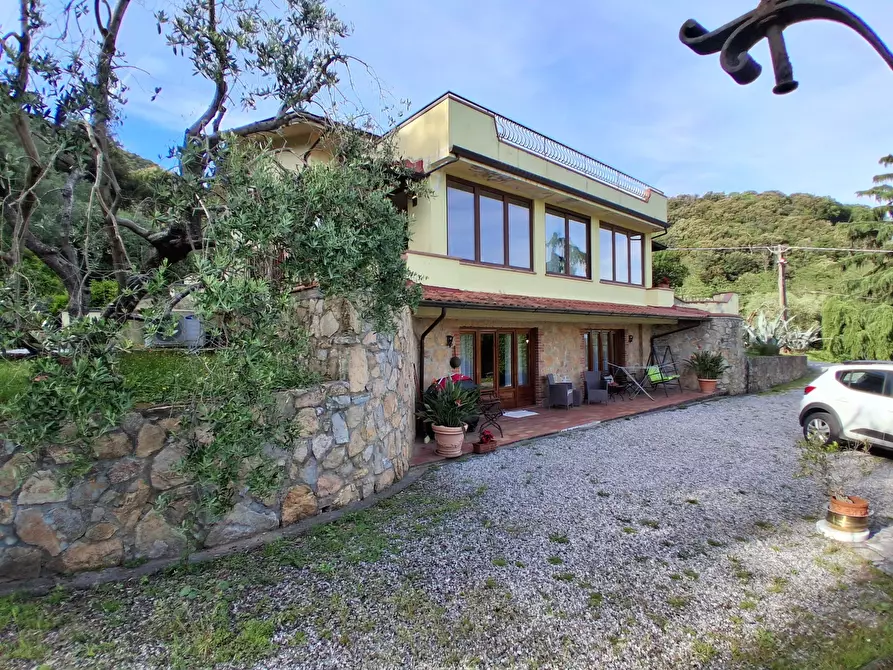 Immagine 4 di Villa in vendita  in via vecchia i a Lucca