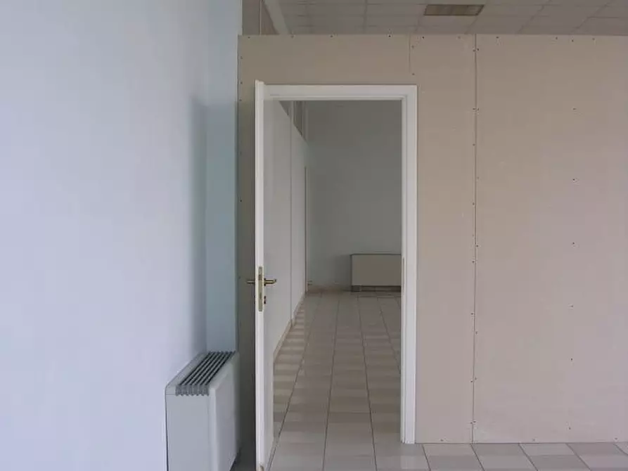 Immagine 2 di Locale commerciale in vendita  in Via Viaccia a Lucca