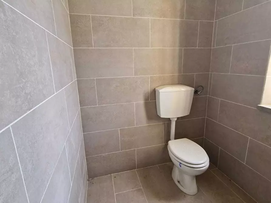 Immagine 10 di Locale commerciale in affitto  in Via Sarzanese 533 a Lucca