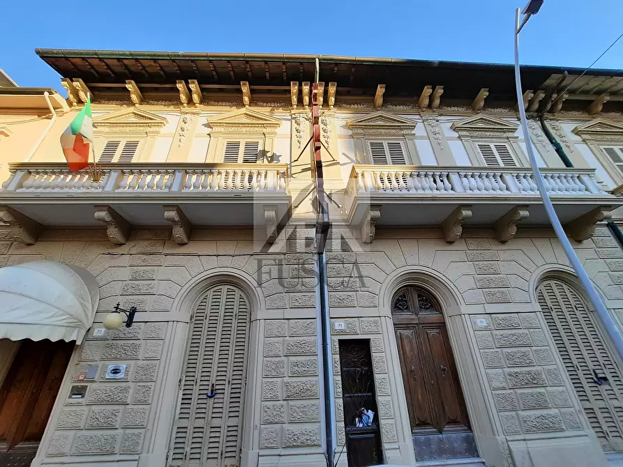 Immagine 9 di Palazzo in vendita  in via carrara 23 a Viareggio