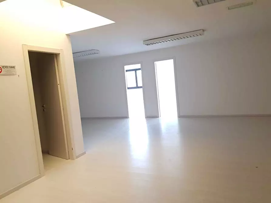 Immagine 4 di Ufficio in affitto  in Viale Castruccio Castracani a Lucca