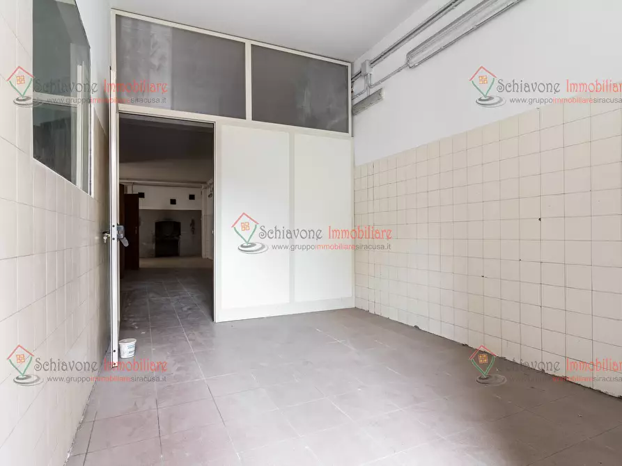 Immagine 14 di Locale commerciale in vendita  a Floridia