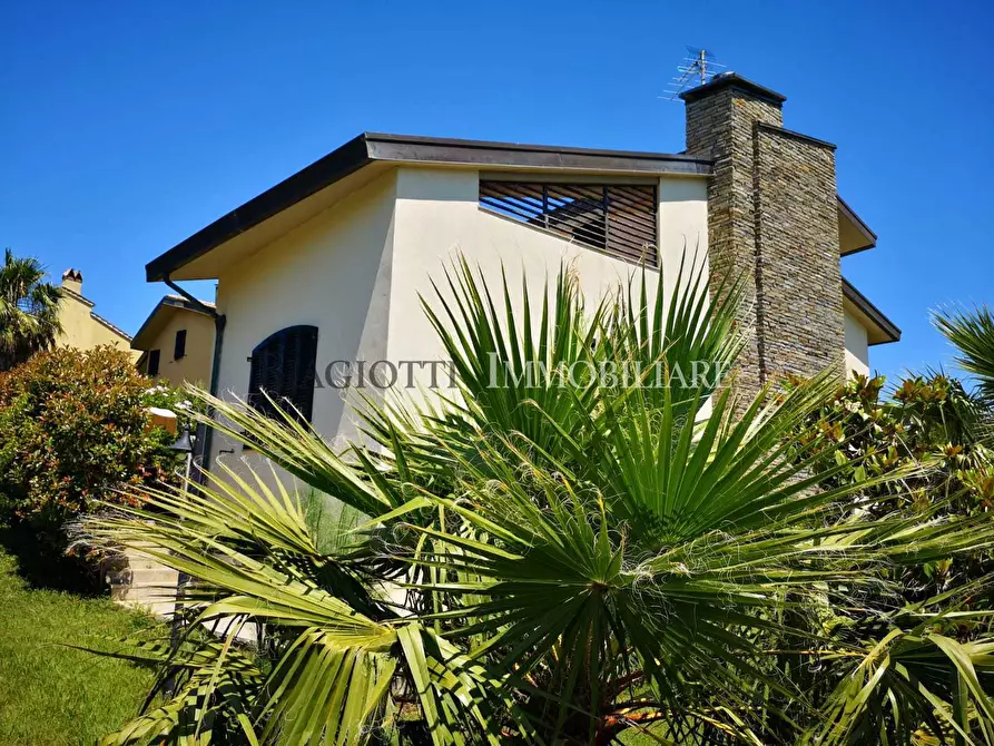 Immagine 11 di Villa in vendita  a Livorno