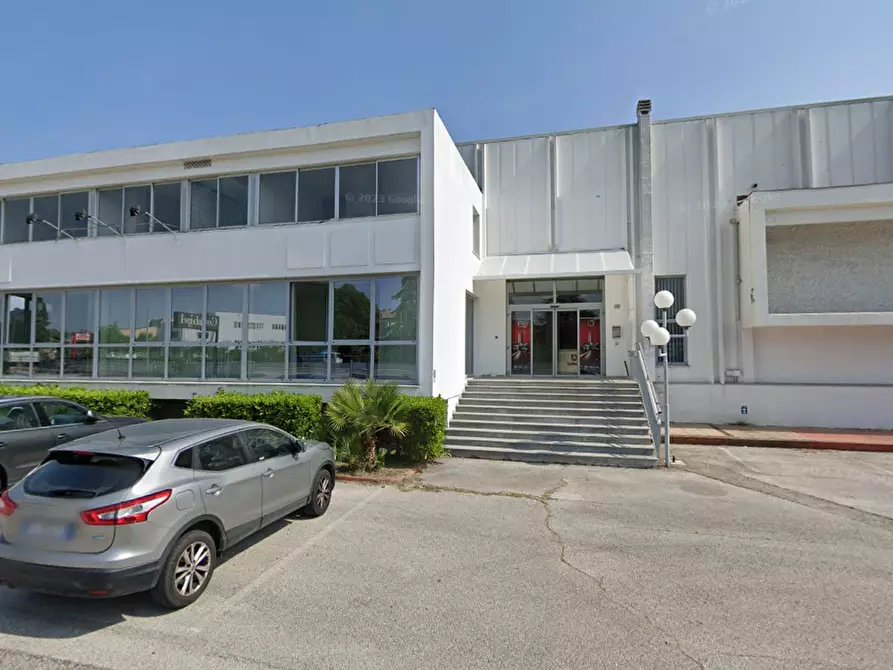 Immagine 1 di Locale commerciale in vendita  a Rimini