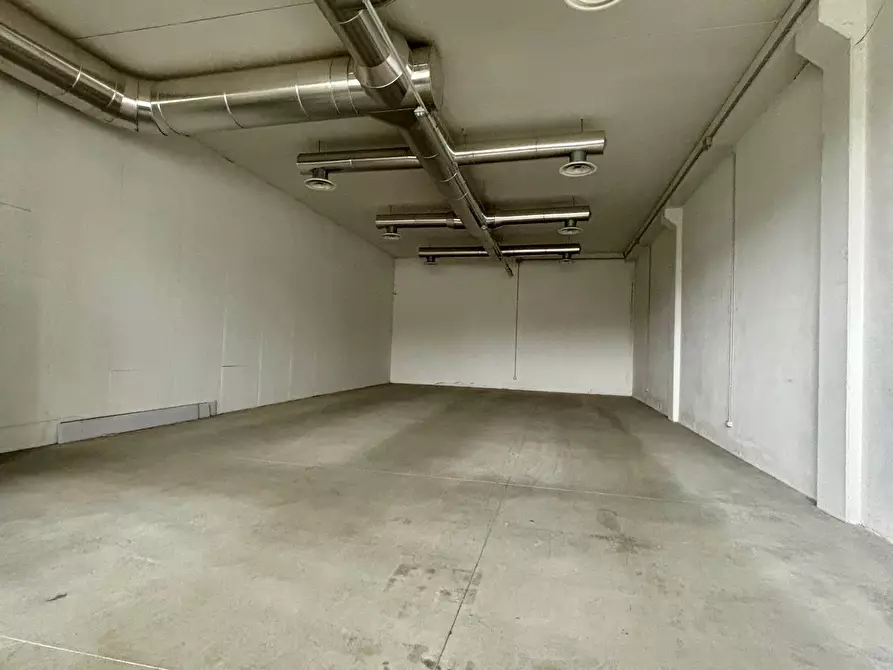 Immagine 1 di Magazzino in affitto  a Rimini