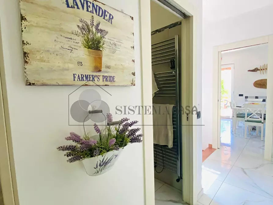 Immagine 18 di Villa in vendita  a Castelnuovo Magra