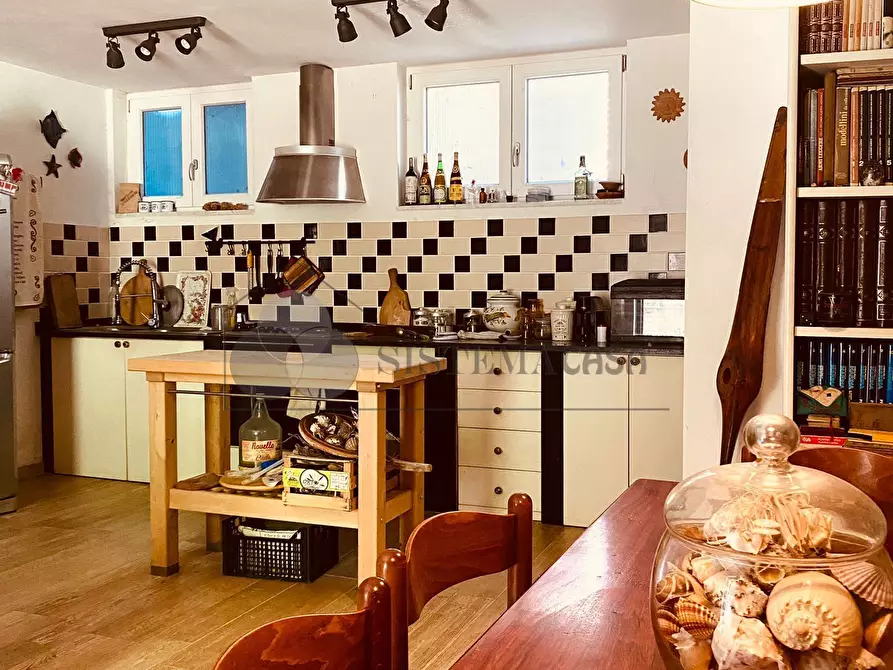 Immagine 41 di Villa in vendita  a Castelnuovo Magra