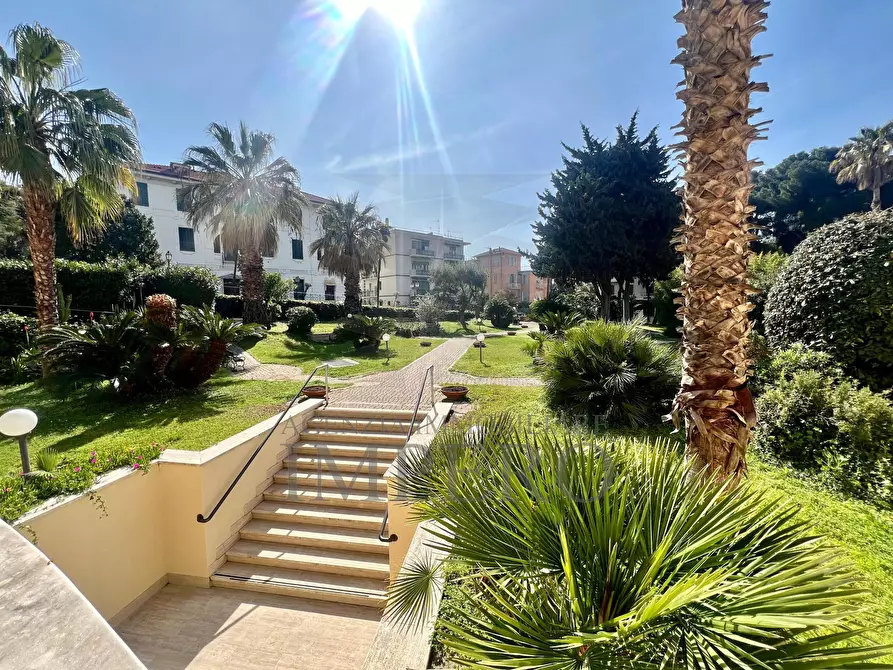 Immagine 39 di Quadrilocale in vendita  in Corso Italia 100 a Bordighera