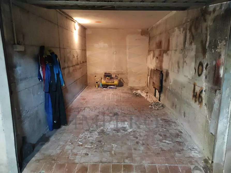 Immagine 1 di Garage in vendita  in Corso Limone Piemonte 112 a Ventimiglia