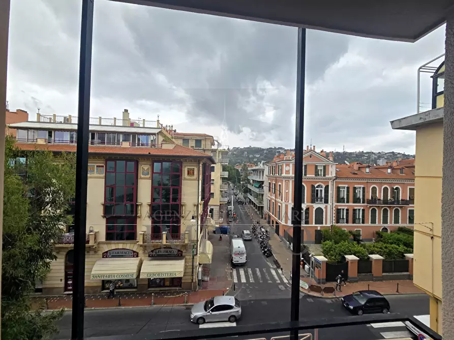 Immagine 2 di Trilocale in vendita  in Via Vittorio Emanuele II 321 a Bordighera