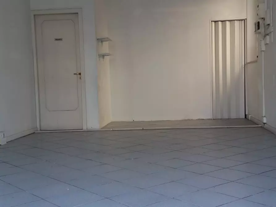 Immagine 3 di Locale commerciale in affitto  a Francavilla Al Mare