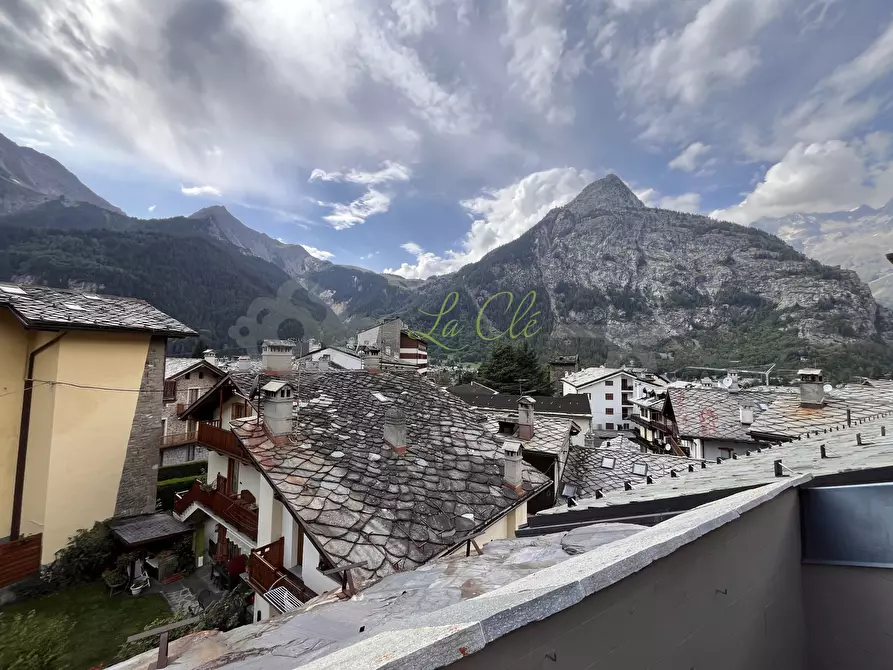 Immagine 32 di Trilocale in affitto  a Courmayeur