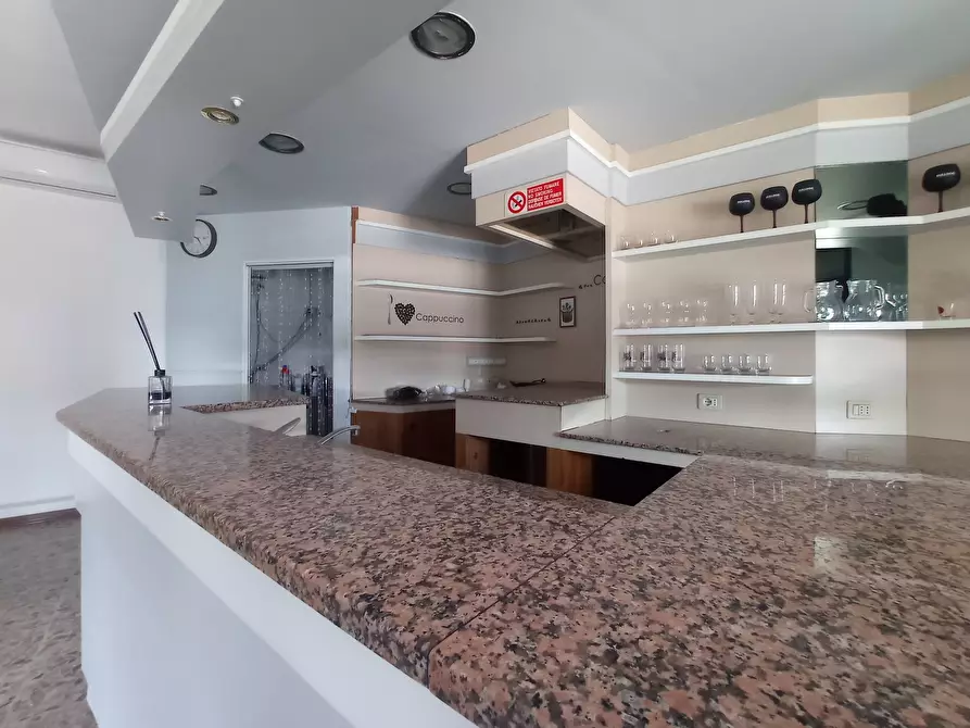 Immagine 4 di Locale commerciale in vendita  in strada Barchetta 258 a Modena