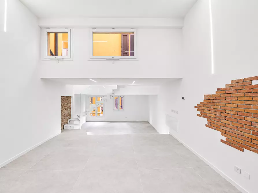 Immagine 4 di Loft/Open space in vendita  in Via Emilia Centro 227 a Modena