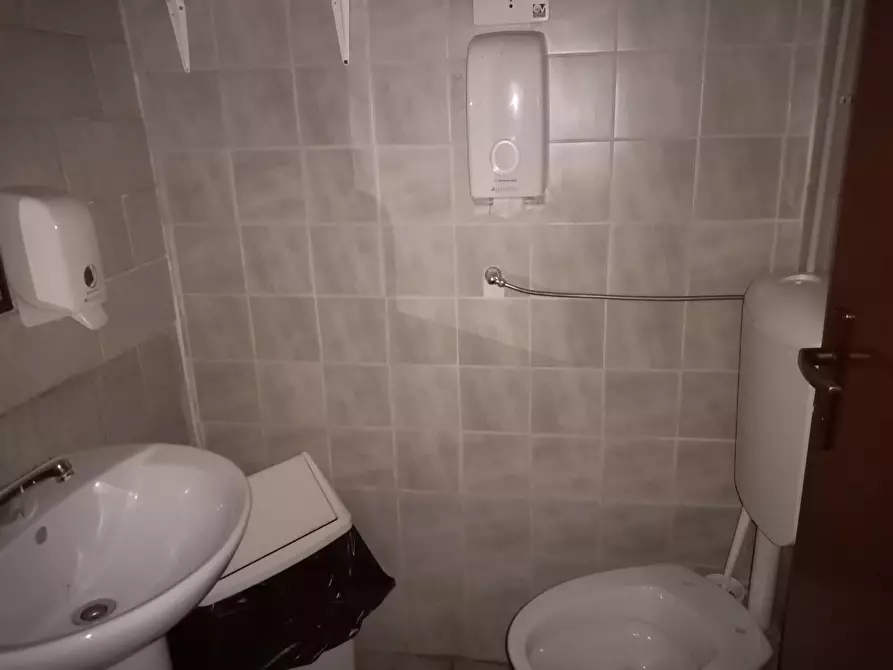 Immagine 6 di Locale commerciale in vendita  in Piazza Resistenza 10 a Terni