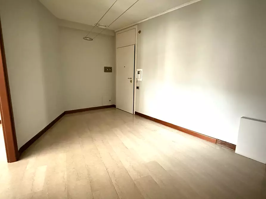 Immagine 3 di Locale commerciale in vendita  in Via Cesare Battisti a Rovigo