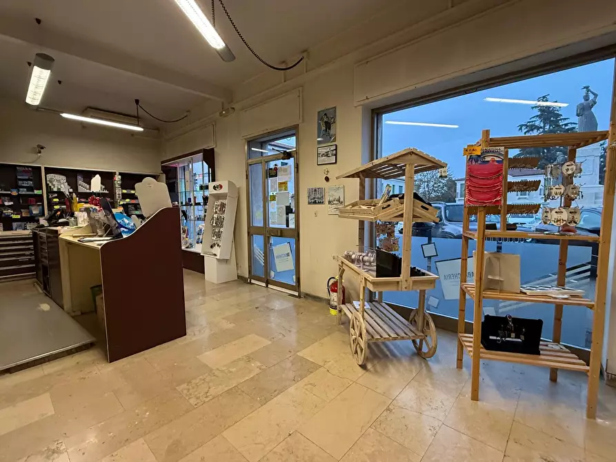 Immagine 2 di Tabaccheria in vendita  a Rovigo