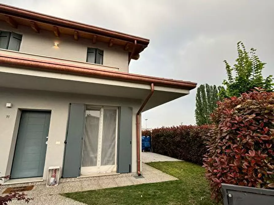 Immagine 2 di Casa bifamiliare in vendita  a Rovigo