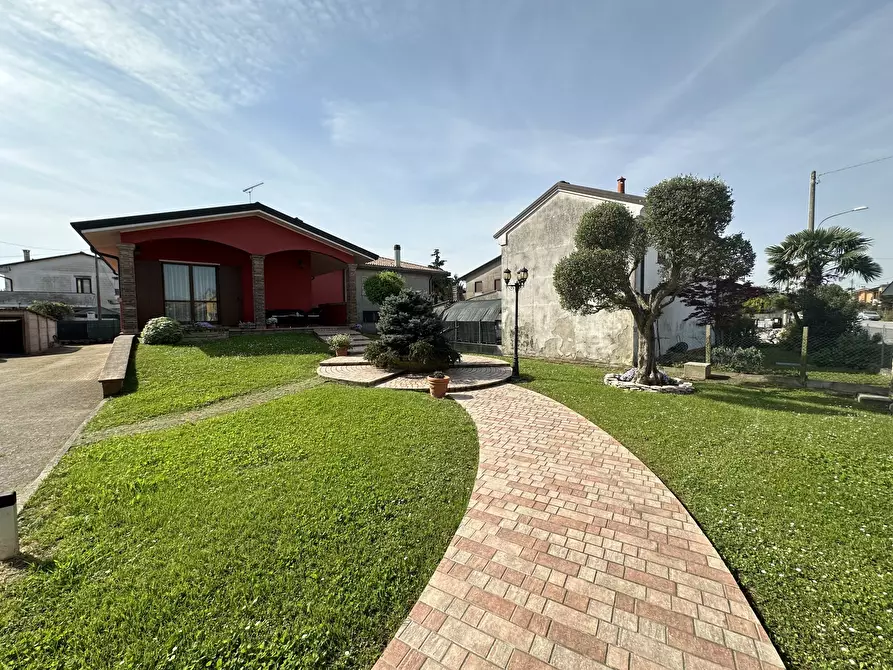 Immagine 30 di Villa in vendita  in Viale dei Mille a Rovigo