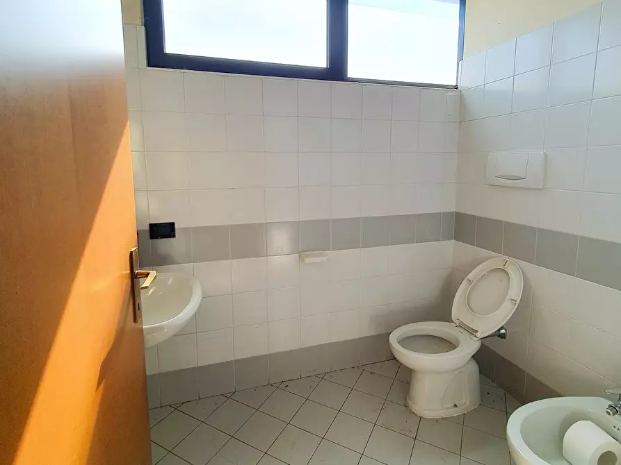 Immagine 15 di Locale commerciale in vendita  in Strada Mantova a Marmirolo