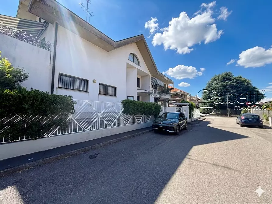 Immagine 2 di Villa in vendita  a Parabiago