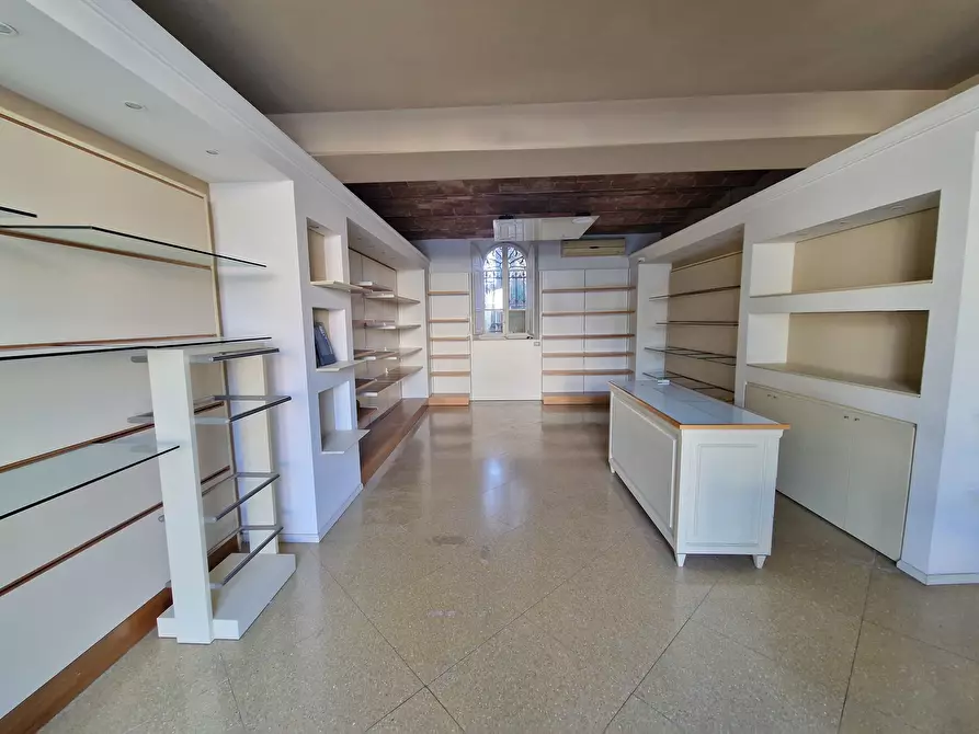 Immagine 13 di Capannone industriale in affitto  in Viale G. Puccini a Lucca