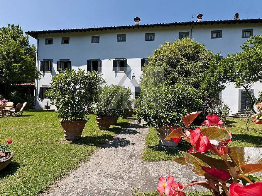 Immagine 1 di Villa in vendita  in Via di Pizzorna a Bagni Di Lucca