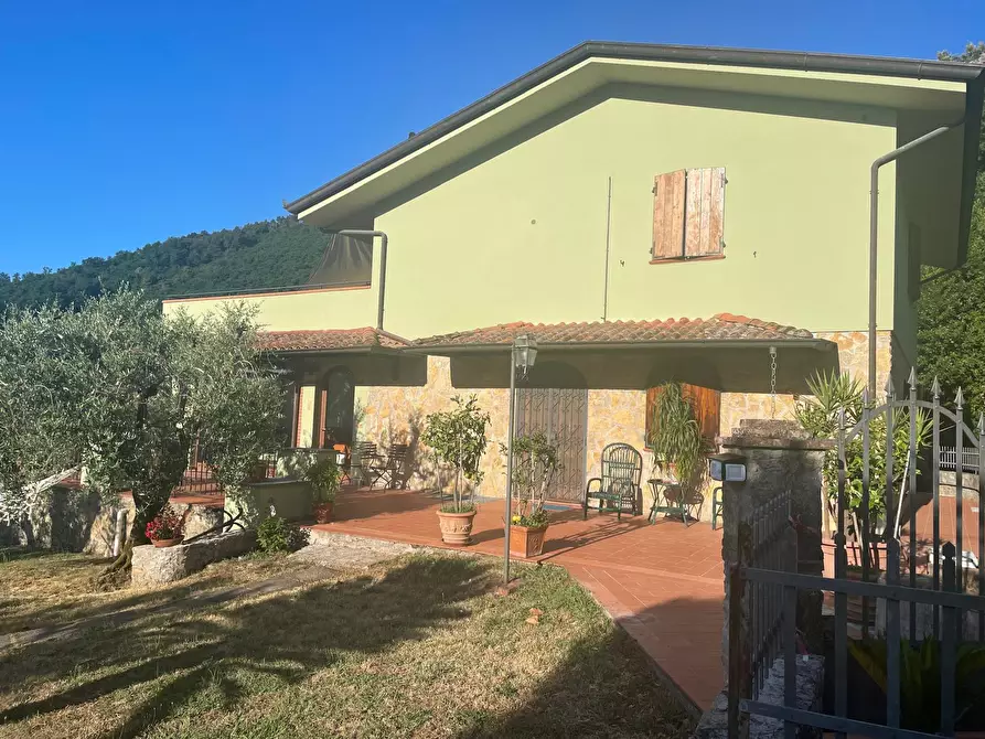 Immagine 2 di Villa in vendita  in via vecchia i a Lucca